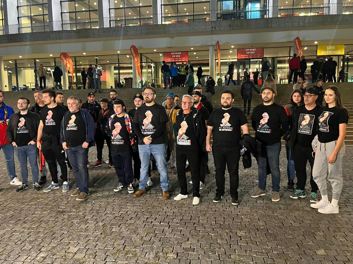 Protest împotriva lui Gigi Becali la FCSB - Rapid