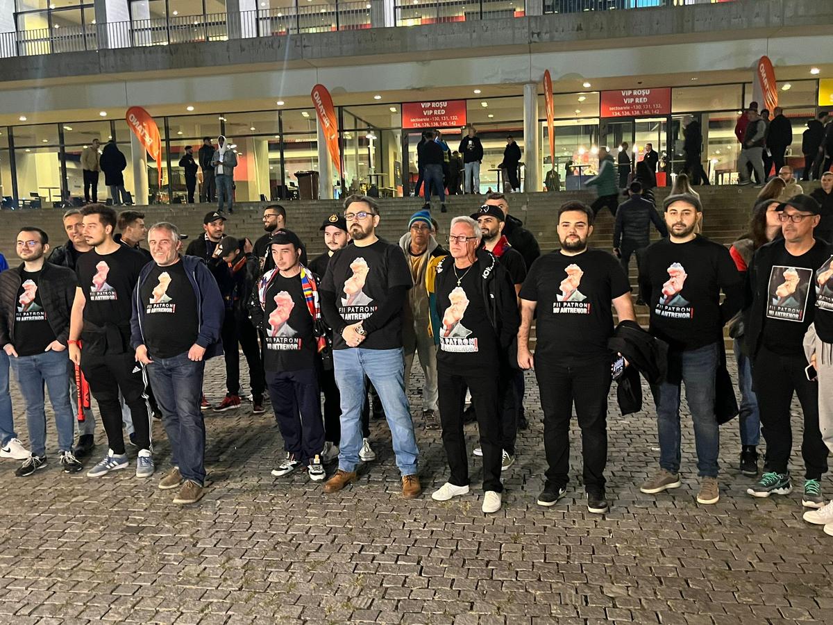 Protest împotriva lui Gigi Becali la FCSB - Rapid