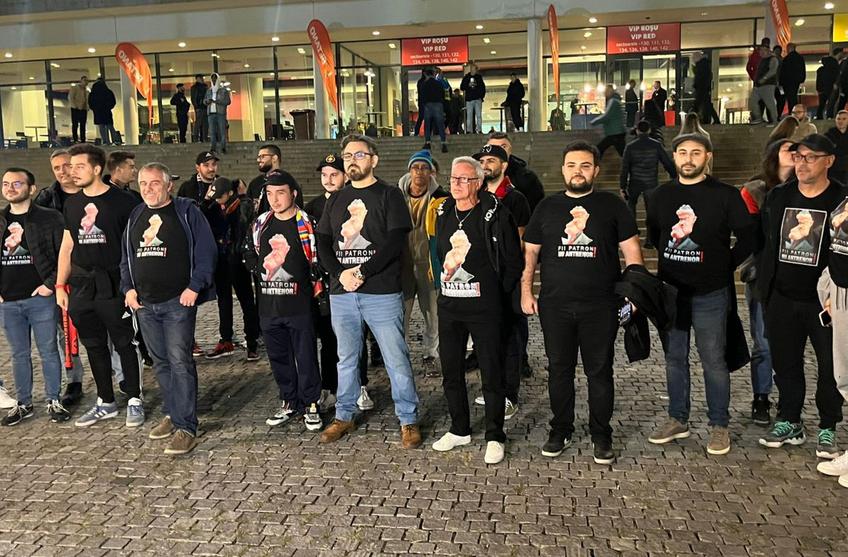 Peste 20 de fani ai celor de la FCSB au protestat împotriva lui Gigi Becali, pe treptele Arenei Naționale, înaintea derby-ului cu Rapid. Suporterii au purtat tricouri cu mesajul „Fii patron, nu antrenor”.