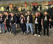 Peste 20 de fani ai celor de la FCSB au protestat împotriva lui Gigi Becali, pe treptele Arenei Naționale, înaintea derby-ului cu Rapid. Suporterii au purtat tricouri cu mesajul „Fii patron, nu antrenor”.