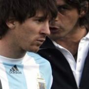 Alejandro Mancuso alături de Leo Messi, pe vremea când, alături de Maradona, pregătea naționala ”pumelor”