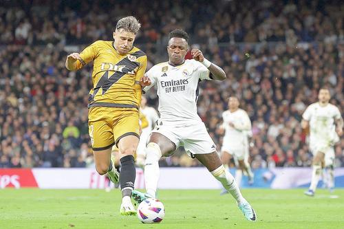 Andrei Rațiu, în duel cu Vinicius // foto: Guliver/gettyimages