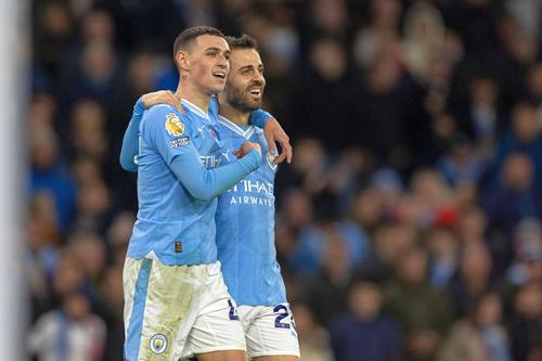 Bernardo Silva (dreapta) și Phil Foden sărbătoresc un gol al lui Manchester City. 
Foto: Imago