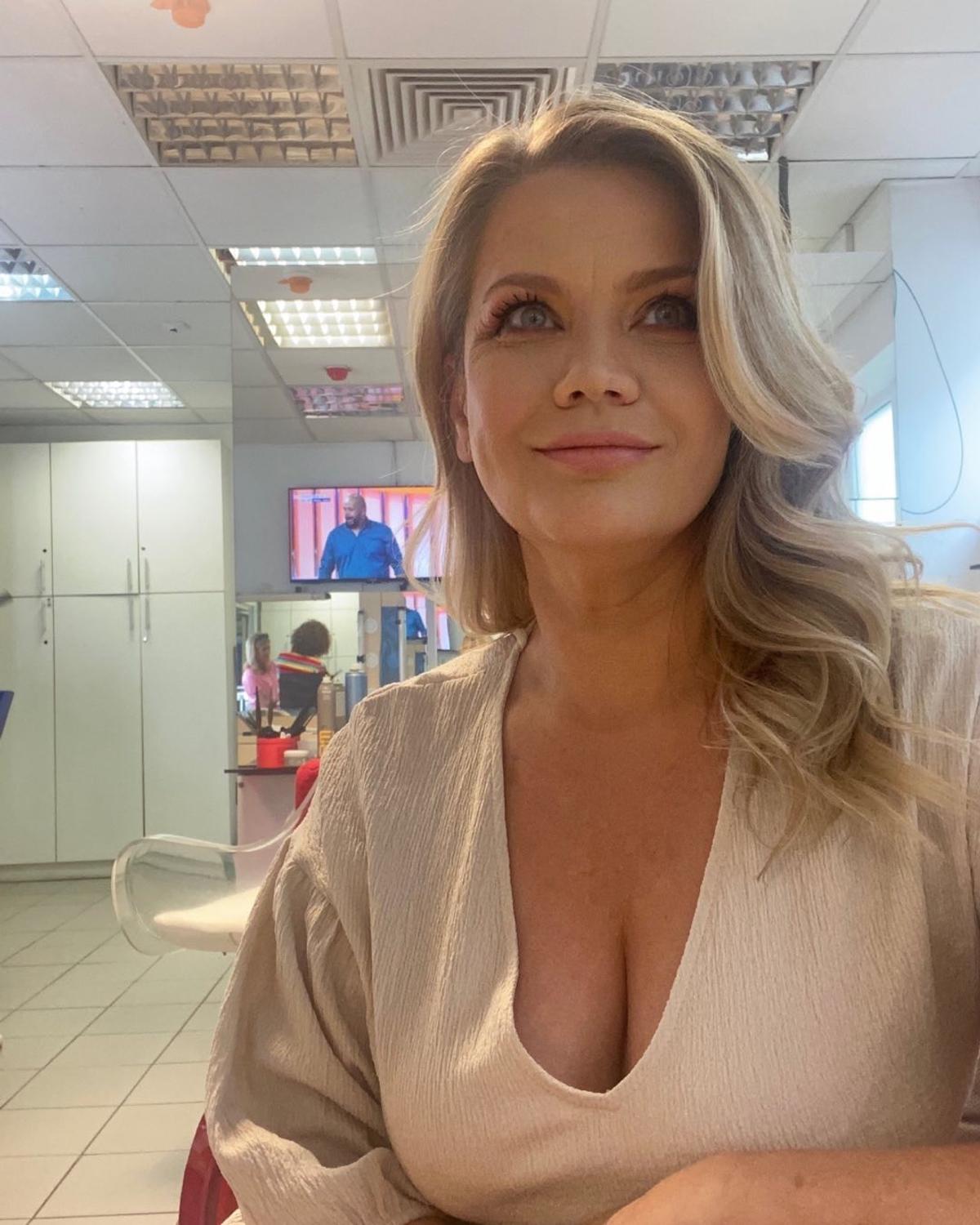 Ioana Cosma, două momente antologice la TV: „M-am dat jos de pe scaun live, MM era în studio...” + Personajul celebru care i-a provocat o criză de râs: „Îmi curgea rimelul!”