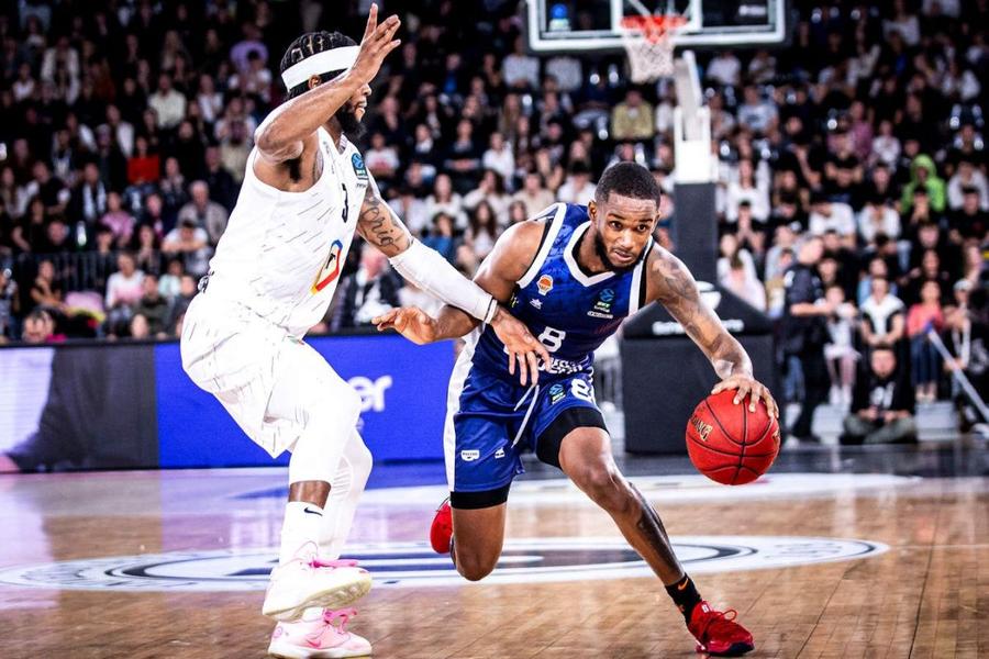 Valencia Basket s-a impus cu 105-96 în fața lui U-BT Cluj-Napoca/Foto: euroleaguebasketball.net Reacția uimitoare a unei adversare a lui U-BT Cluj-Napoca la situația tragică din Valencia » A găzduit sinistrați și soldați în baza de antrenament a clubului