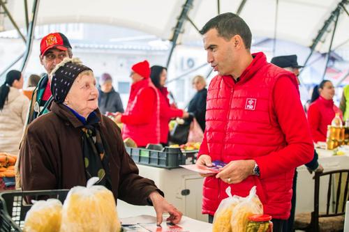 Ovidiu Hațegan, în campanie electorală în Arad. FOTO: Facebook