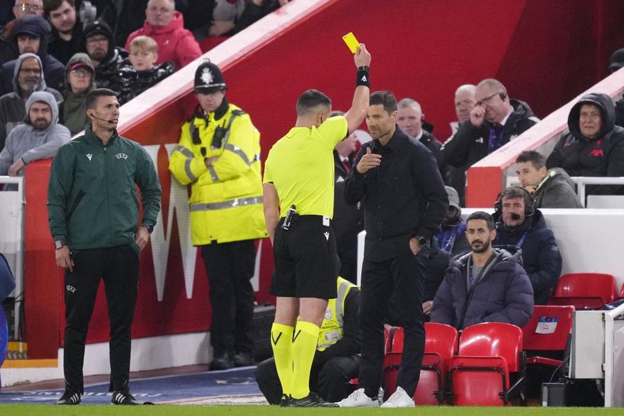 Așa cum Istvan Kovacs i-a arătat cartonașul galben pentru zbuciumul de pe Anfield, Xabi Alonso a primit avertisment pentru jocul slab al lui Real Madrid / Foto: Imago Courtois walked alone!