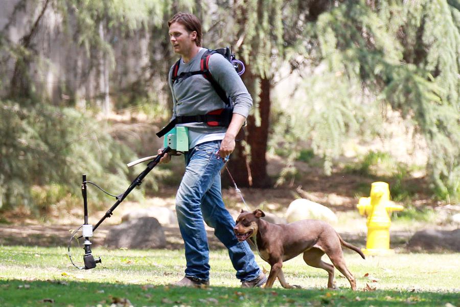 Tom Brady și câinele său, Lua Foto: Imago Images Tom Brady, fostul mare jucător de fotbal american, a dezvăluit că și-a clonat câinele! Unde se află clinica și cât l-a costat