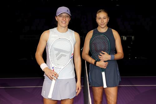 Iga Swaitek și Amanda Anisimova la începutul partidei FOTO Guliver/GettyImages