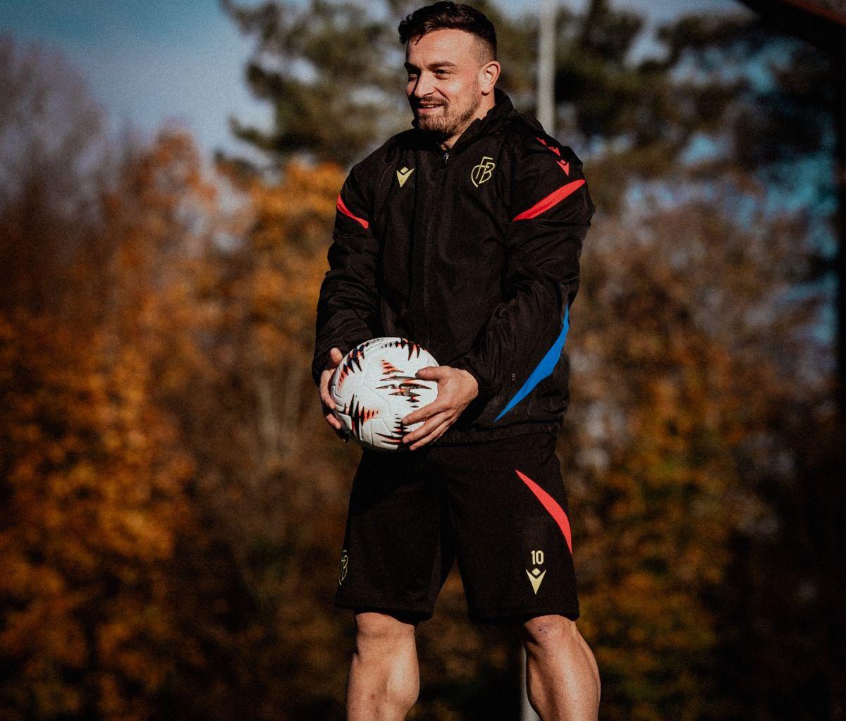 Basel, imaginea fotbalului civilizat: Shaqiri trage la țintă prin târguri, jucătorii vin la bază pe biciclete, iar jurnaliștii stau la câțiva centimetri de vedete