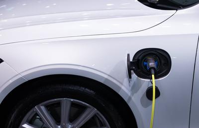 De ce merită să ai o stație de încărcare acasă pentru mașina electrică