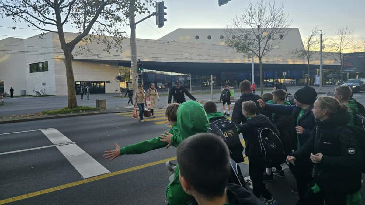 Jucătorii celor de la Basel vin la antrenament pe bicicletă + asaltați de copii pe trecerea de pietoni