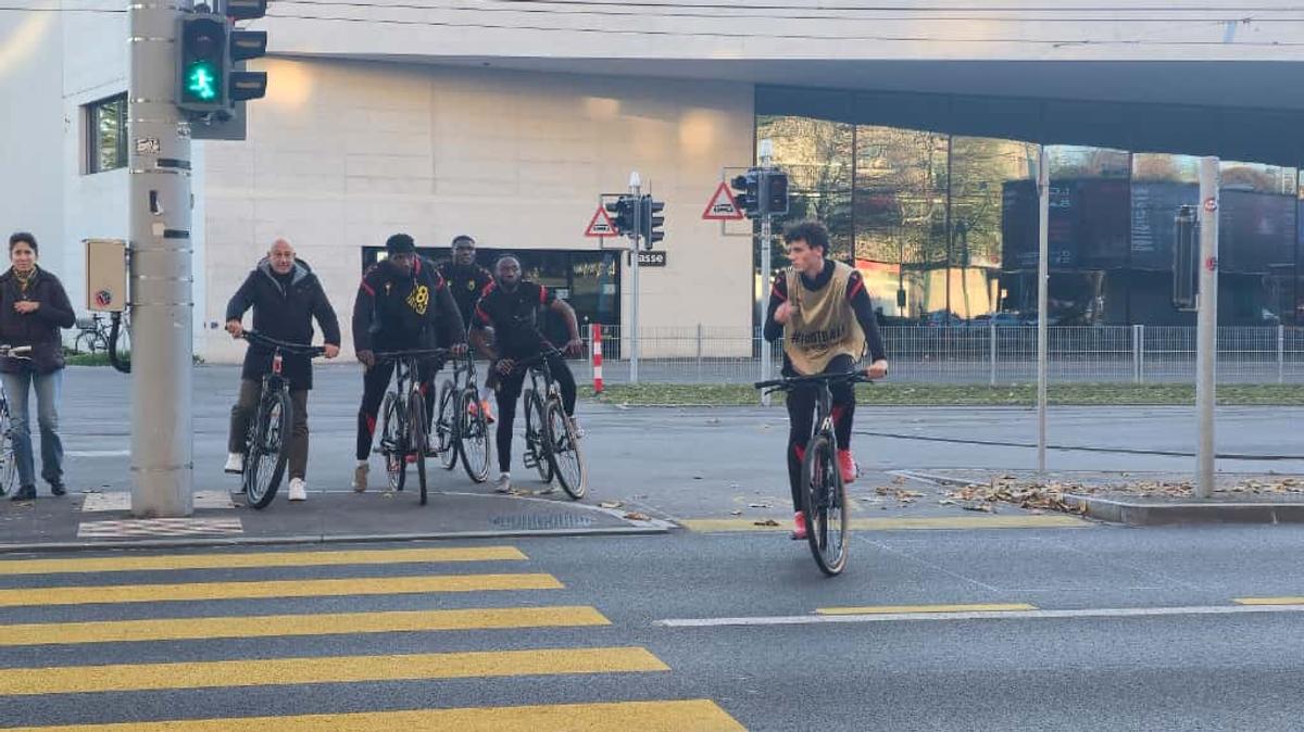 Jucătorii celor de la Basel vin la antrenament pe bicicletă + asaltați de copii pe trecerea de pietoni
