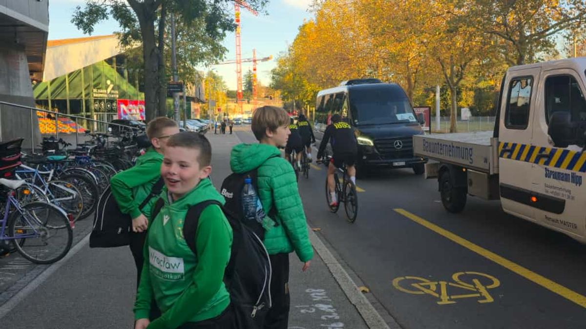 Jucătorii celor de la Basel vin la antrenament pe bicicletă + asaltați de copii pe trecerea de pietoni