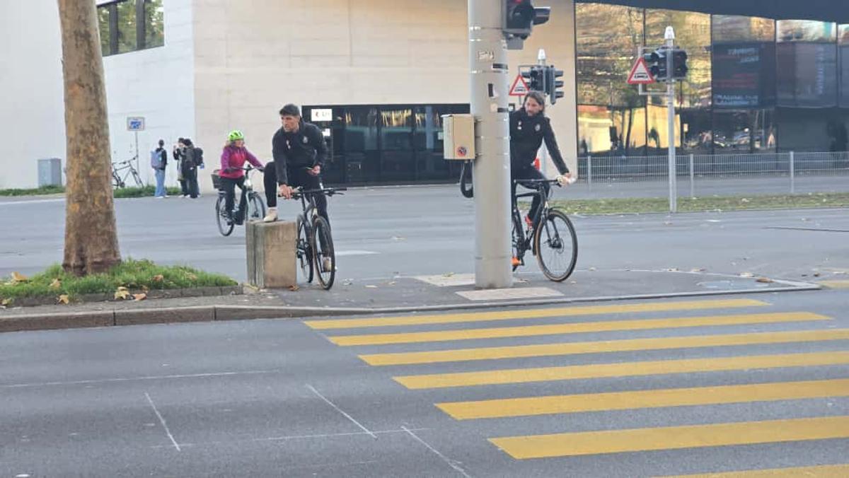 Jucătorii celor de la Basel vin la antrenament pe bicicletă + asaltați de copii pe trecerea de pietoni