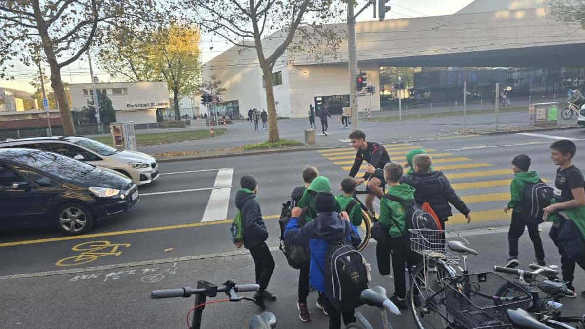 Jucătorii celor de la Basel vin la antrenament pe bicicletă + asaltați de copii pe trecerea de pietoni