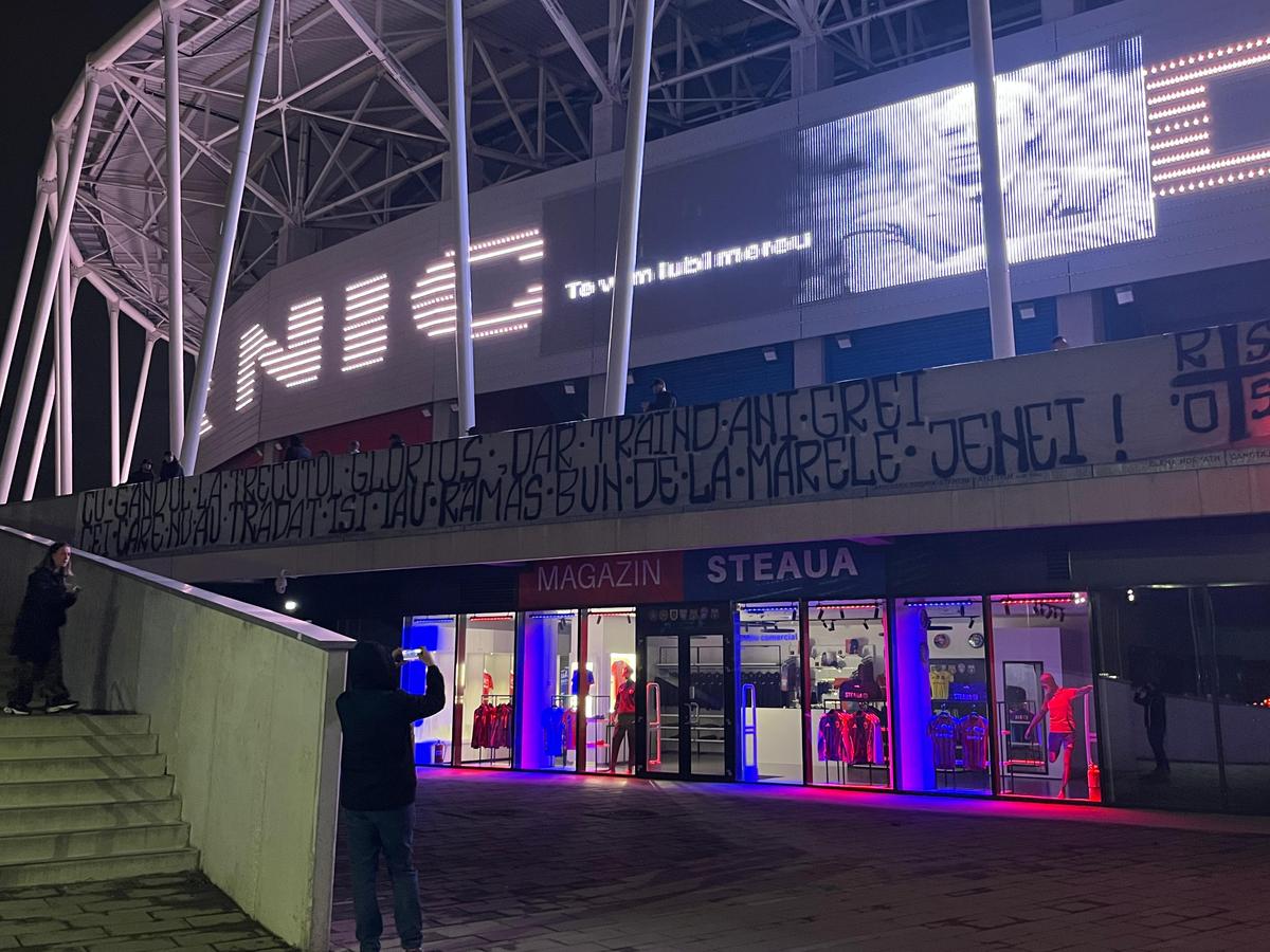 Fanii Stelei s-au strâns în Ghencea pentru a-l omagia pe marele Emeric Ienei » Imagini emoționante și de la Oradea