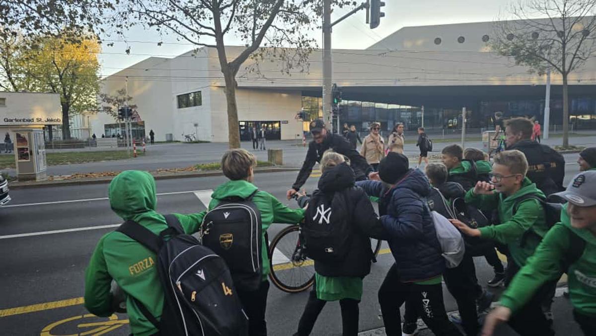Jucătorii celor de la Basel vin la antrenament pe bicicletă + asaltați de copii pe trecerea de pietoni