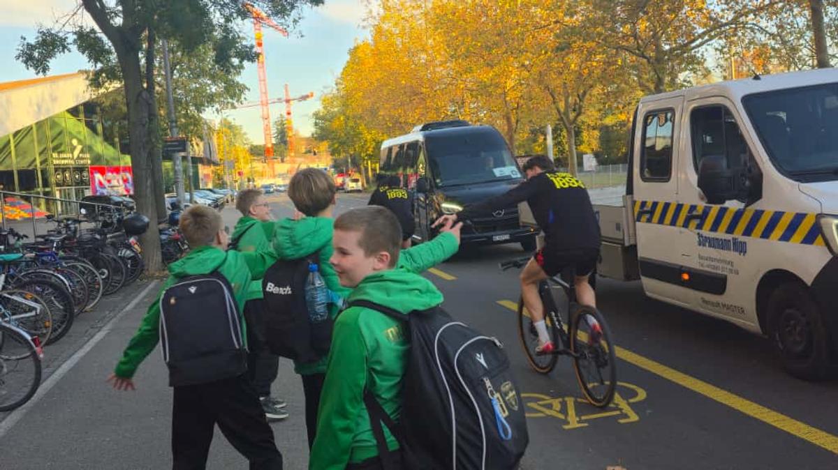 Jucătorii celor de la Basel vin la antrenament pe bicicletă + asaltați de copii pe trecerea de pietoni