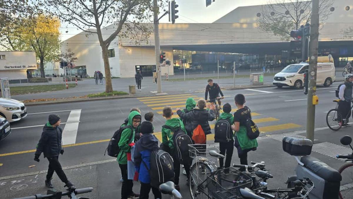 Jucătorii celor de la Basel vin la antrenament pe bicicletă + asaltați de copii pe trecerea de pietoni