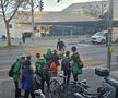 Jucătorii celor de la Basel vin la antrenament pe bicicletă + asaltați de copii pe trecerea de pietoni