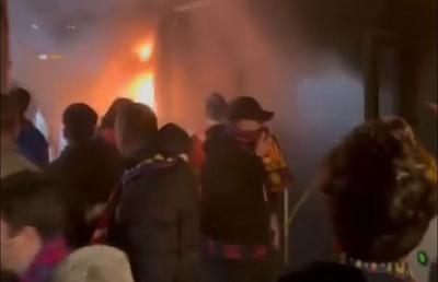 Scene neplăcute înainte de Club Brugge - Barcelona: fanii catalanilor au aprins torțe în autocar, iar vehiculul a luat foc