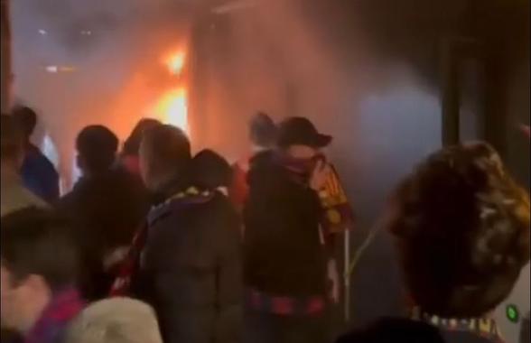 Scene neplăcute înainte de Club Brugge - Barcelona: fanii catalanilor au aprins torțe în autocar, iar vehiculul a luat foc