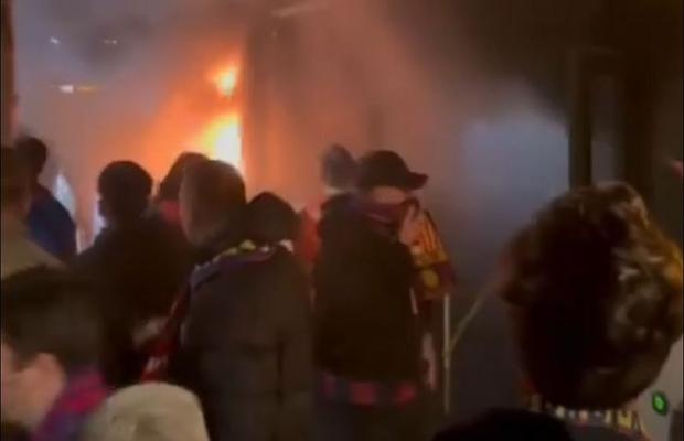 Scene neplăcute înainte de Club Brugge - Barcelona: fanii catalanilor au aprins torțe în autocar, iar vehiculul a luat foc