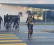 Jucătorii celor de la Basel vin la antrenament pe bicicletă + asaltați de copii pe trecerea de pietoni