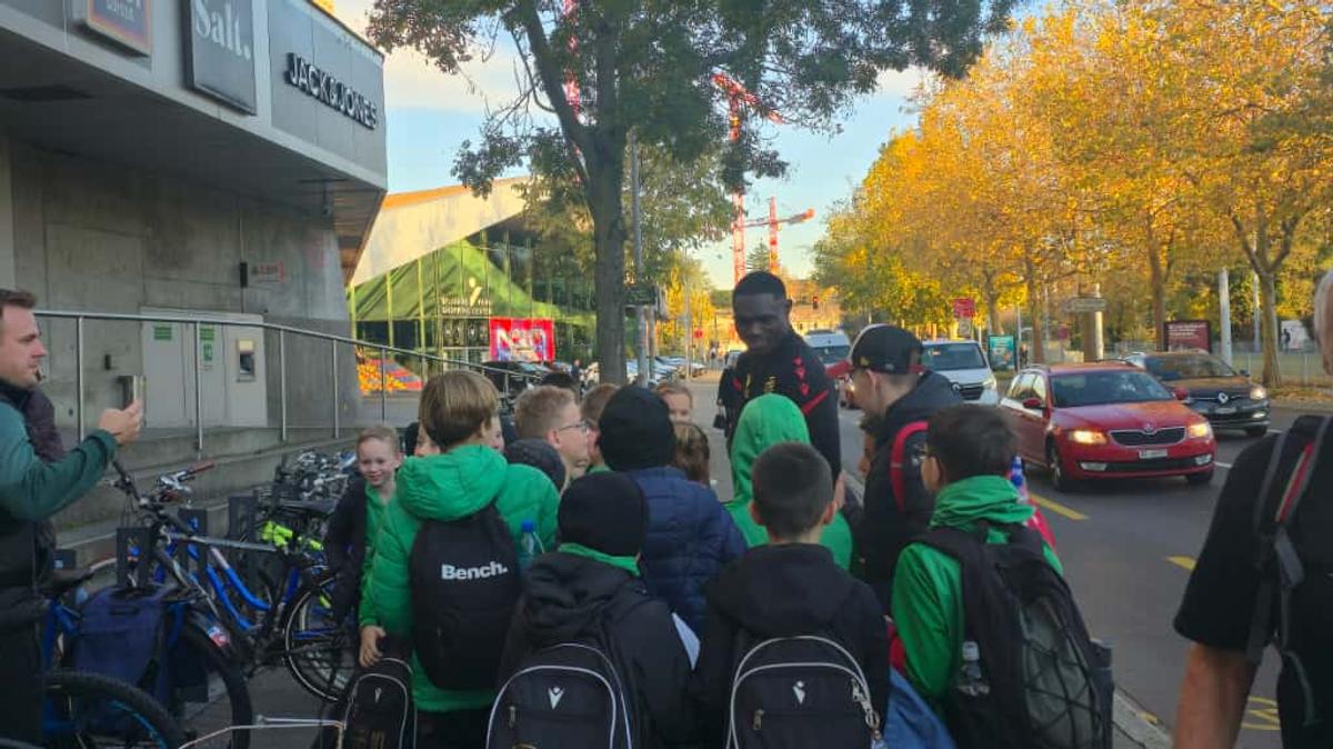 Jucătorii celor de la Basel vin la antrenament pe bicicletă + asaltați de copii pe trecerea de pietoni