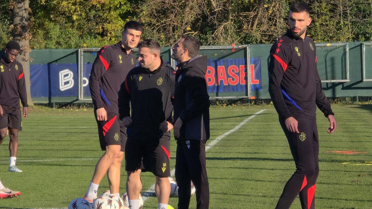 Basel, imaginea fotbalului civilizat: Shaqiri trage la țintă prin târguri, jucătorii vin la bază pe biciclete, iar jurnaliștii stau la câțiva centimetri de vedete