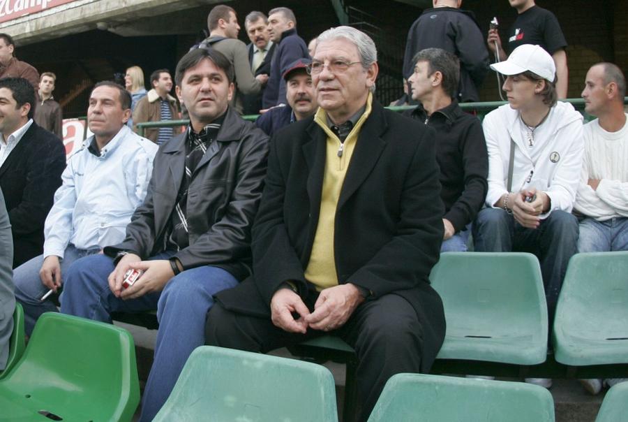 Emeric Ienei, în 2006, pe stadionul lui Betis, la antrenamentul roș-albaștrilor/ foto: Arhivă GSP Mirel Rădoi, amintire cu Emeric Ienei: „Abia atunci am realizat cât de mare este”