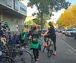 Jucătorii celor de la Basel vin la antrenament pe bicicletă + asaltați de copii pe trecerea de pietoni