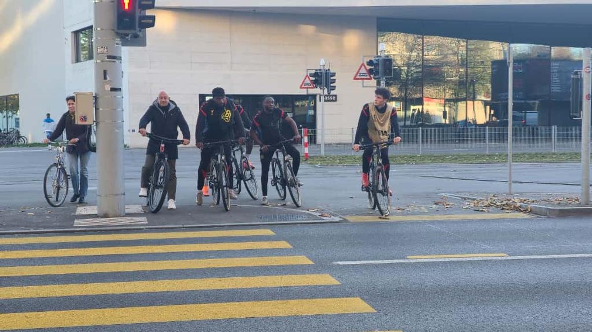 Jucătorii celor de la Basel vin la antrenament pe bicicletă + asaltați de copii pe trecerea de pietoni