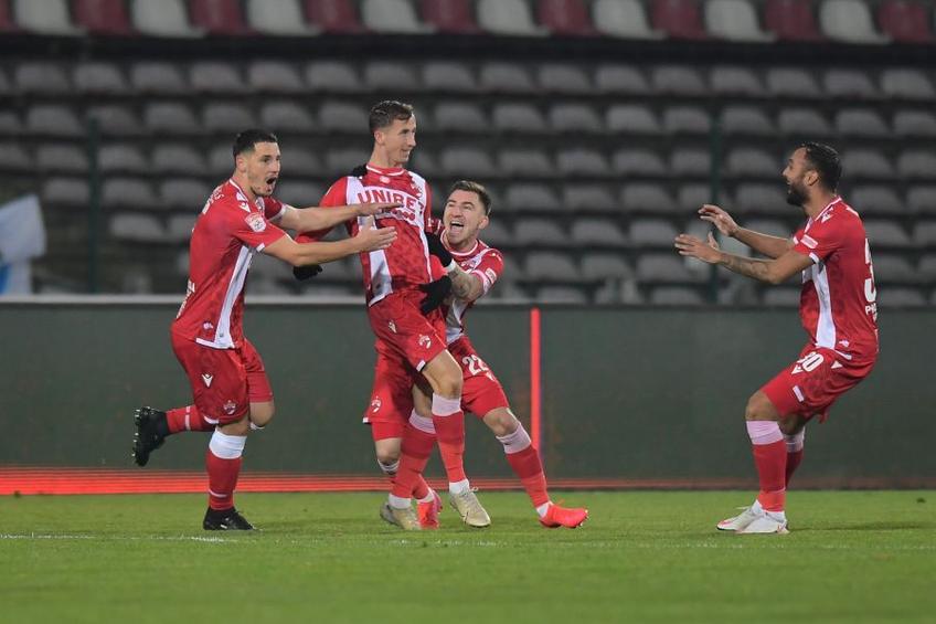 După FC Argeș - Dinamo 0-1, Radu Birlică, directorul de marketing al roș-albilor, i-a „înțepat” de Isma Lopez (30 de ani, fundaș stânga) și pe Cosmin Contra, ambii plecați din „haită” între timp.