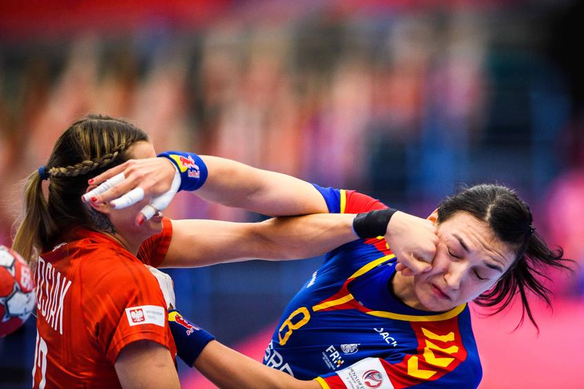 În momentul unei aruncări, Neagu este lovitură cu pumnul în figură de Aleksandra Rosiak. FOTO: Imago Images