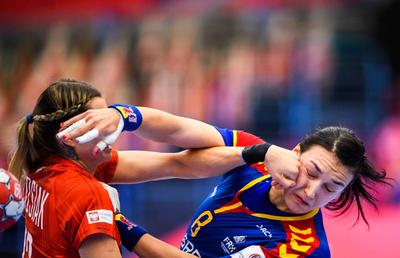 FOTO Cristina Neagu, hărțuită în prima repriză a meciului România - Polonia! Imaginea incredibilă care arată de ce nu a dat randament