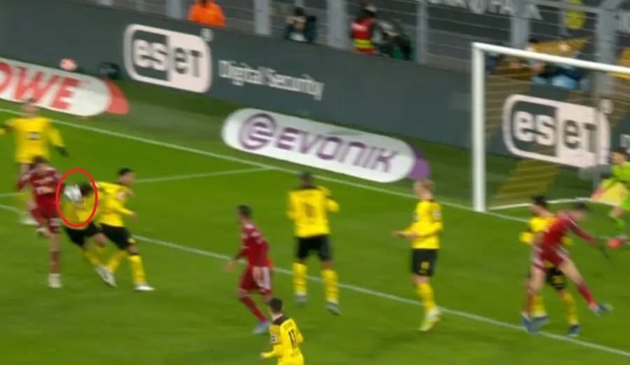 Faza la care Hummels a fost sancționat pentru henț UPDATE Plângere penală împotriva lui Jude Bellingham, după acuzele la adresa lui Felix Zwayer, care a condus meciul Dortmund - Bayern » Arbitrul a intrat în direct la TV și și-a explicat deciziile