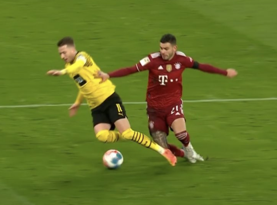 Între Reus și Hernandez a existat un contact evident și erau circumstanțe de penalty UPDATE Plângere penală împotriva lui Jude Bellingham, după acuzele la adresa lui Felix Zwayer, care a condus meciul Dortmund - Bayern » Arbitrul a intrat în direct la TV și și-a explicat deciziile
