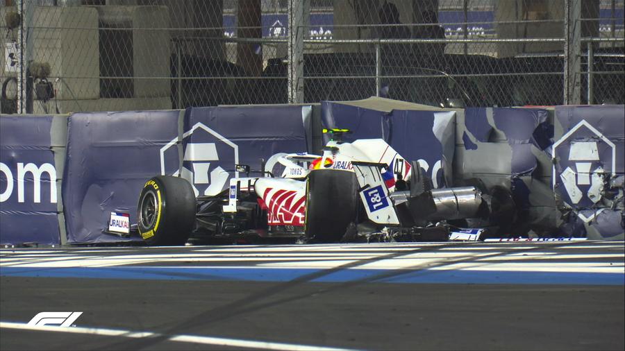 Momentul care l-a făcut pe Hamilton să înjure pe comunicarea radio: „Știu eu motivul pentru steagul roșu!” + L-a făcut „nebun” pe Verstappen