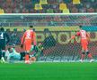 FCSB - UTA 2-1 » Împinsă de la spate de arbitri, FCSB câștigă toate cele 3 puncte