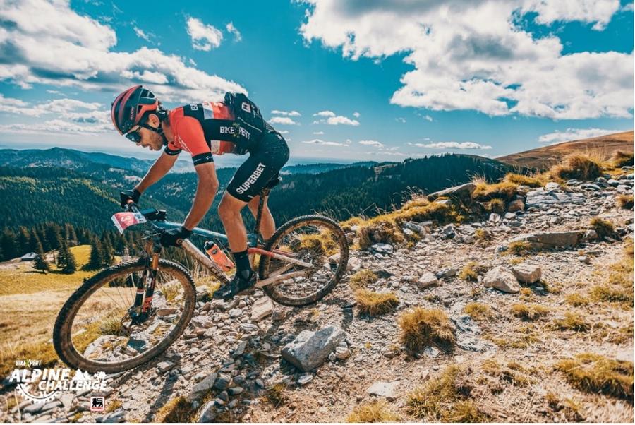 Tudor Cazaceanu in actiune la BikeXpert Alpine Challenge Sezon perfect la ciclism pentru Dinamo-BikeXpert-Superbet