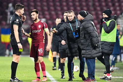 Dan Petrescu a primit „galben” în CFR Cluj - Chindia // foto: Imago Images