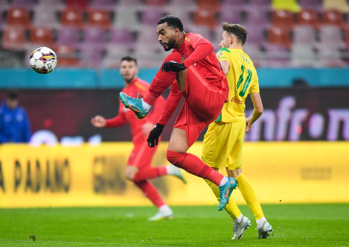 Târnovanu a comis-o! Portarul roș-albaștrilor, gafă în FCSB - CS Mioveni