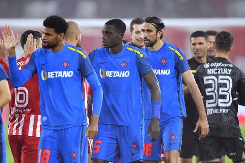 FCSB. Malcom Edjouma a pierdut postul de titular după plecarea lui Nicolae Dică și a aflat că noul antrenor Mihai Pintilii i se plânge patronului Gigi Becali de el că nu se pregătește serios