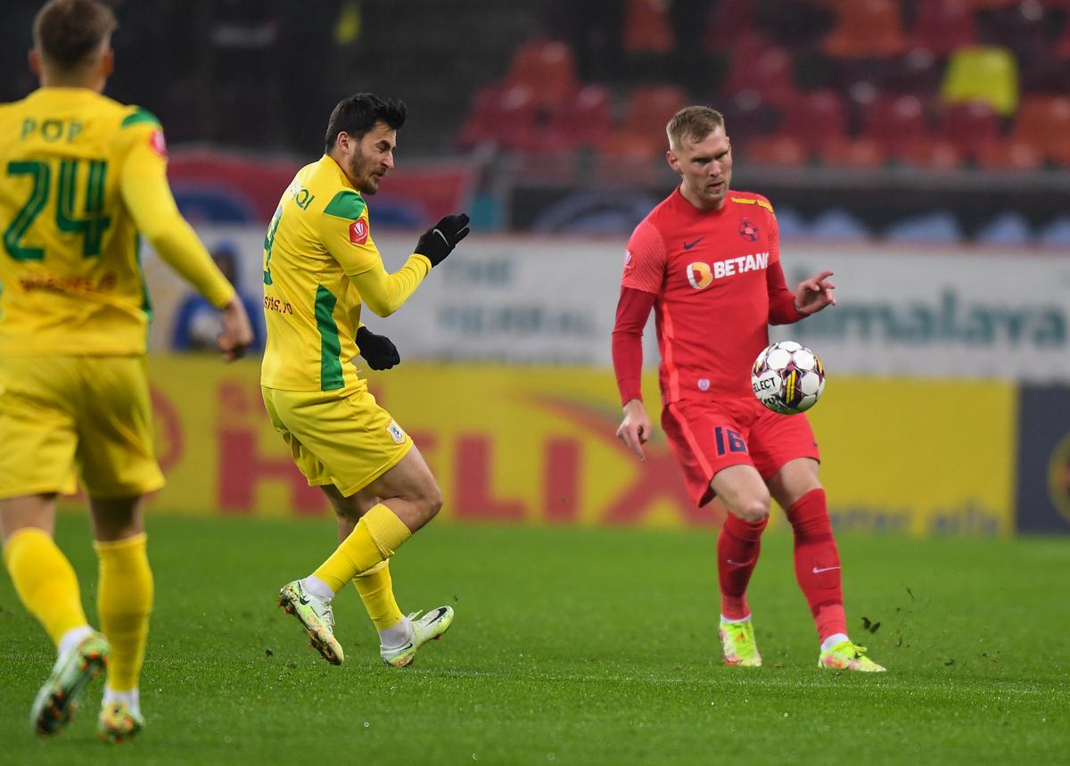 Târnovanu a comis-o! Portarul roș-albaștrilor, gafă în FCSB - CS Mioveni