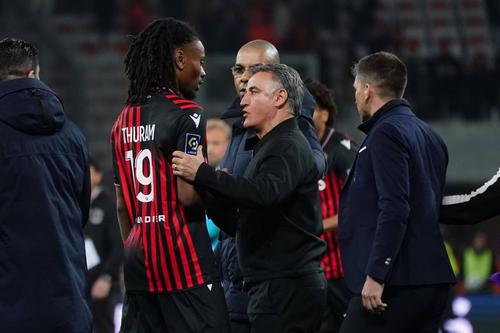 Christophe Galtier, în perioada Nice, vorbind cu Khephren Thuram Foto: Imago