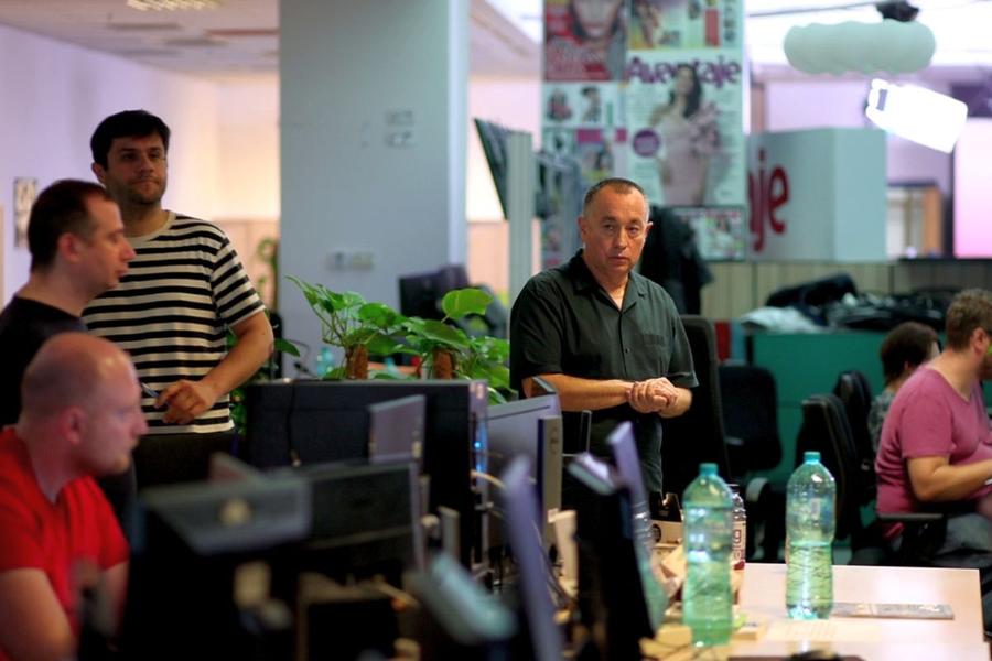 Cătălin Tolontan în mijlocul redacției GSP Tolontan ne-a învățat singurul drum corect!