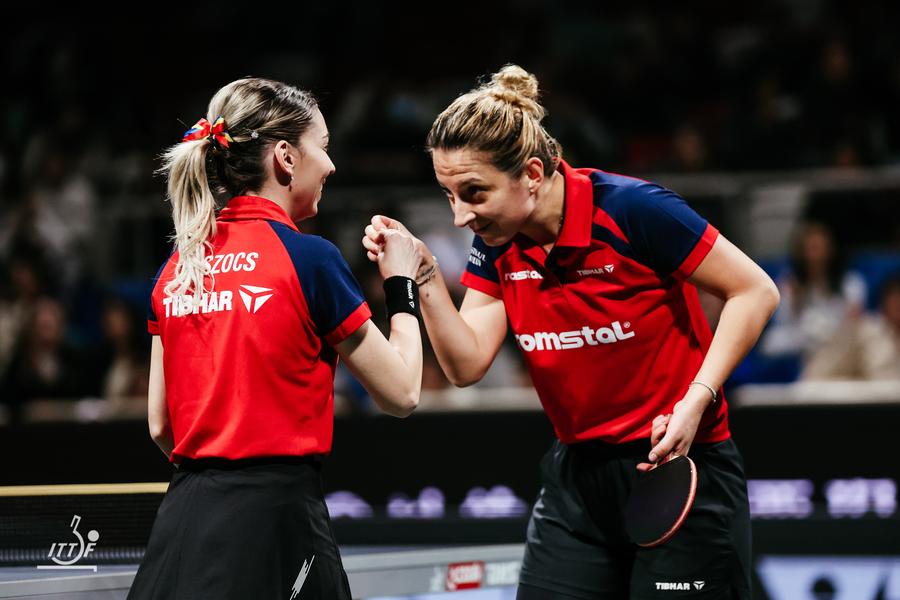 Bernadette Szocs și Elizabeta Samara/Foto: ITTF România a obținut victorii pe bandă rulantă la Cupa Mondială pentru Echipe Mixte » Bernadette Szocs este lidera tricolorilor