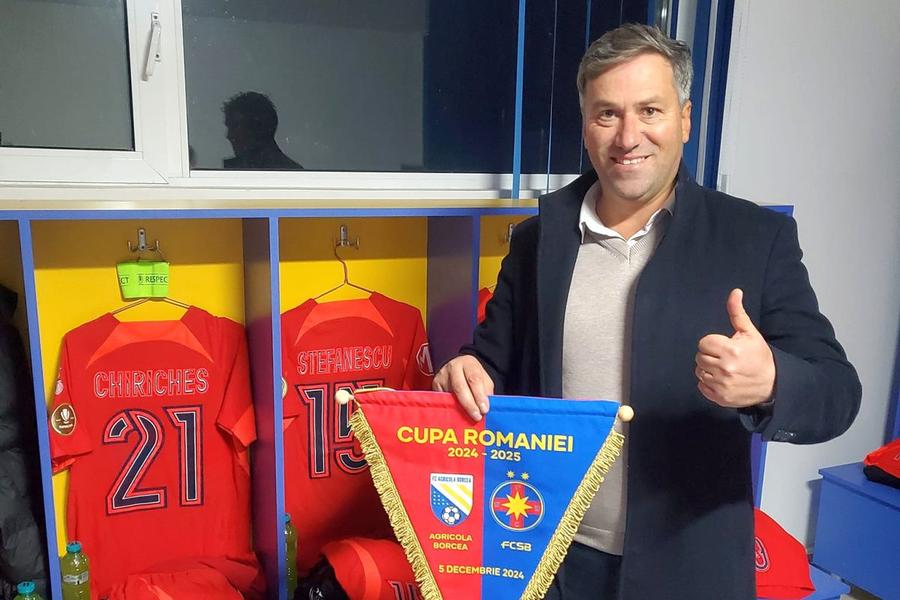 Primarul din Borcea s-a pozat în vestiarul campioanei FCSB. Foto: Facebook Agricola Borcea - FCSB 1-2, în Cupa României Betano » La limită: rezervelor campioanei nu le-a fost ușor în Călărași. Burlacu a intrat în istoria comunei